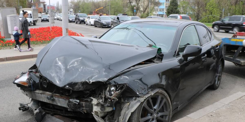 Алматыда Tesla электромобилі апатқа ұшырады