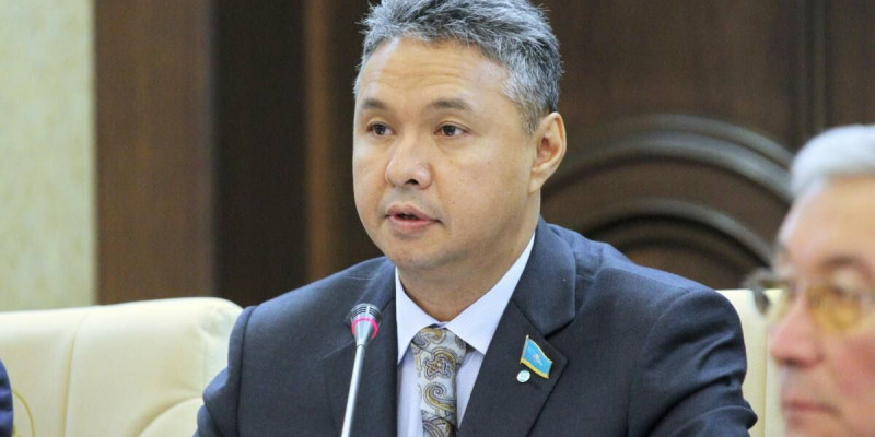 Перуашев: Денсаулық сақтау министрлігінің шенеуніктері өздеріне 15 миллион сыйақы жаздырып алады
