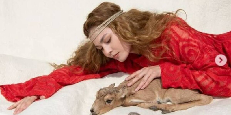 Ақбөкеннің төлімен суретке түскен актриса көпшіліктің ашуын туғызды