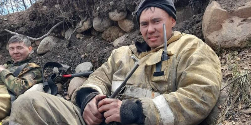 Риддердегі өртті сөндірген құтқарушы: Киіміміз өртеніп, каскамыз балқыса да, тоқтамадық