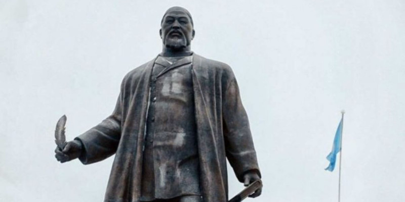 Абай ескерткішіне жұмыртқа лақтырған Павлодар тұрғыны халықтан кешірім сұрап, ескерткішті жуып шықты (видео)