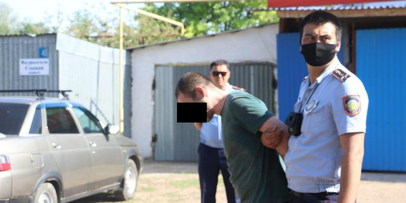 Орал тұрғыны полицейден қорқып, есірткі салынған пакетті жұтып қоймақ болған