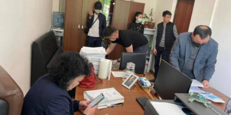 "10 мың доллар – өзімнің ақшам". Парамен ұсталған судья неге әлі қамауға алынбағанын түсіндірді (видео)