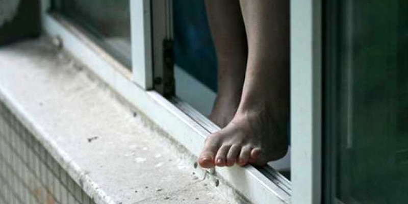 «Ол мас болған»: Оралда жасөспірім 5-қабаттан құлап кетті