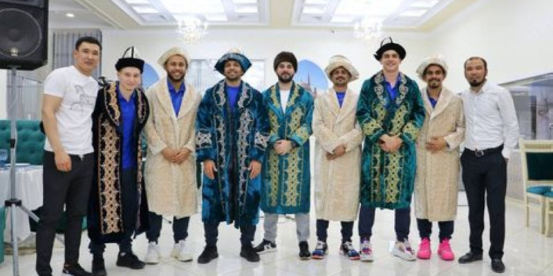 Бразилиялық футболшылар қазақтың шапанын киіп, «Қара жорға» биледі (видео)