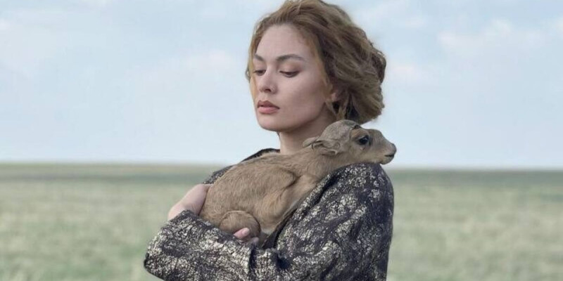 "Үлкен сабақ болды": Құралаймен суретке түскен актриса өкінетінін айтты