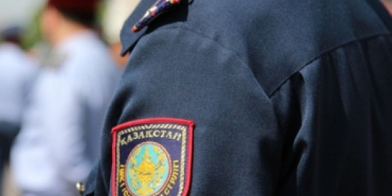 «Ата-аналары алаяқты тәрбиелеген» деп полицияның намысына тигені үшін 20 күнге қамалды