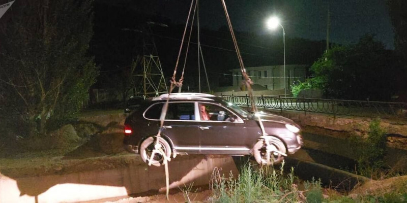 Алмарасанда мас күйде Porsche көлігін жүргізген әйел көлік апатына ұшырады