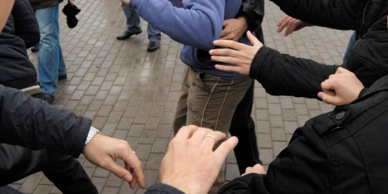 Күрестен жарысқа келген спортшылар төбелесіп, бірі пышақ жарақатын алды