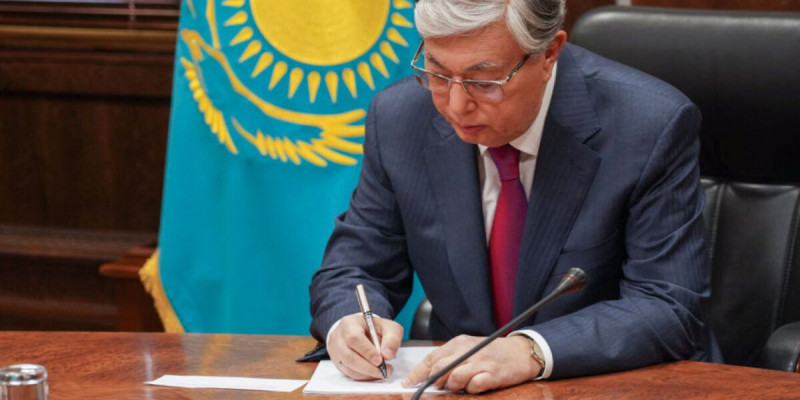 Мемлекет басшысы жер қатынастарын дамыту бойынша өзгерістер енгізілген заңға қол қойды