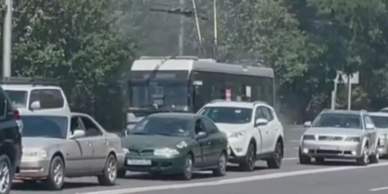 Алматыда троллейбус өртеніп кете жаздады
