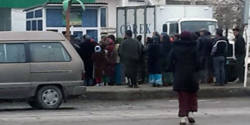 Түркіменстан: Иолотенде адамдар түнімен нанға кезекке тұрады...