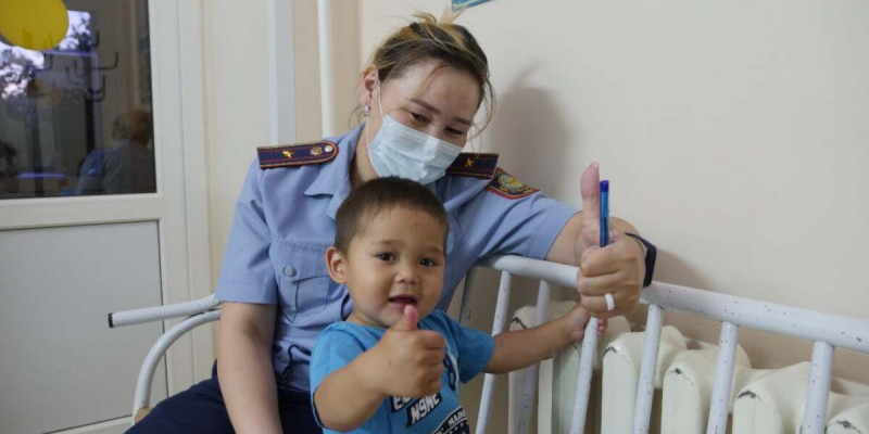 Петропавлда көшеде жалғыз жүрген екі жасар баланың туыстары іздестірілуде
