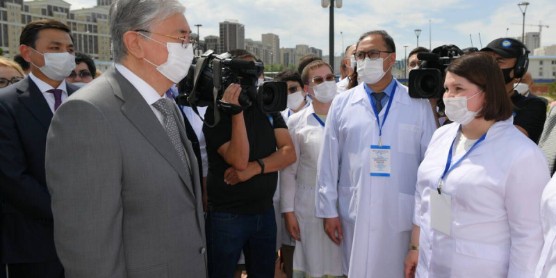 Президент «Қазақстанның еңбек сіңірген дәрігері» атағын енгізуді ұсынды
