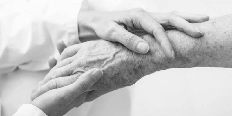 Оралда 65 жастағы қария аурухана терезеcінен секіріп, көз жұмды