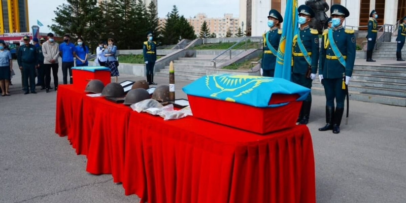 Хабарсыз кетіп, қаза тапқан қазақстандық жауынгерлердің сүйегі туыстарына тапсырылды