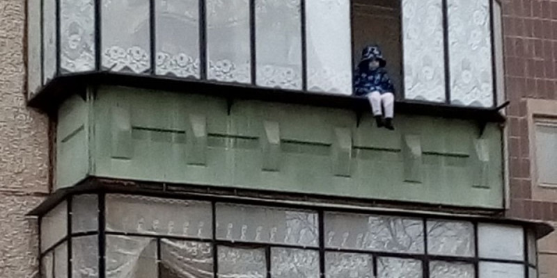 Ата-анасы қараусыз қалдырған: түн ортасында балконда жылап тұрған бала құтқарылды