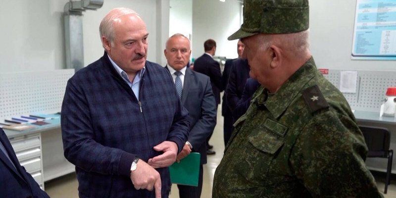 "Соғыспайтынымызға кім кепіл?" - Лукашенко халыққа жаппай қару қолдануды үйретуді тапсырды