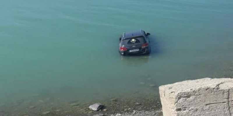 Маңғыстауда теңізге құлап кеткен көліктің видеосы желіде қызу талқылануда (видео)