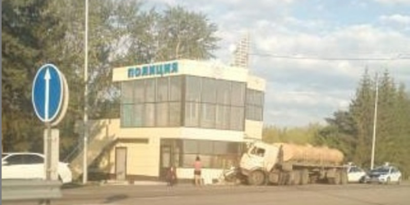СҚО-да жүк көлігі полицей бекетіне соғылды