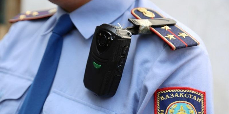 Атырауда ер кісі бензин құйылған бөтелке ұстап, өзін өртемек болған