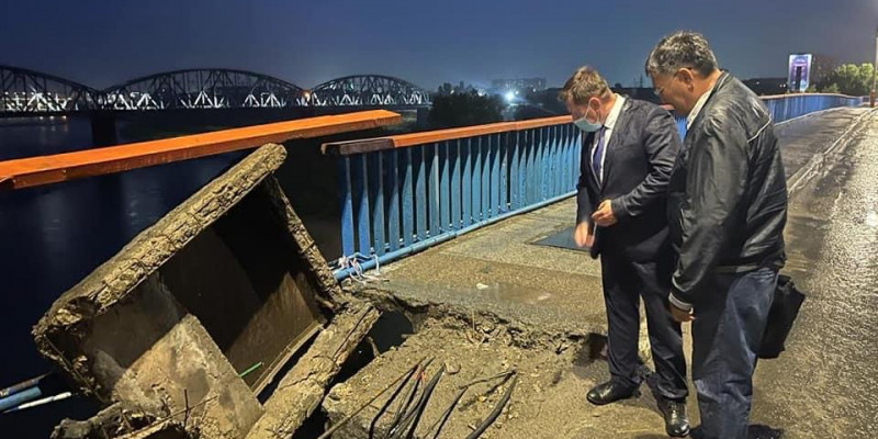 Семейде көпірдің жаяу жүргіншілерге арналған бөлігі опырылып түсті