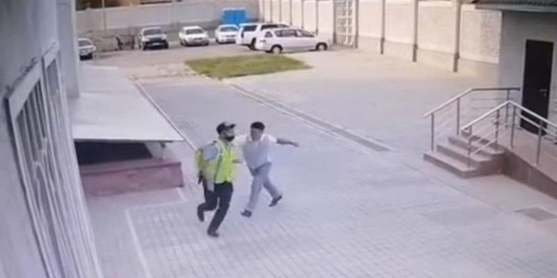 Қарамағындағы қызметкерге қол көтерген полицей қызметінен кетті
