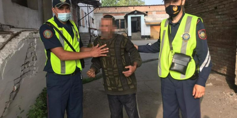 Әйелі тастап кеткен азамат көпқабатты үйдің терезесінен секірмек болған