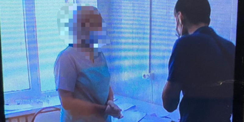 Атырауда жалған вакцинация паспортын 10 мың теңгеге сатқан медбике ұсталды