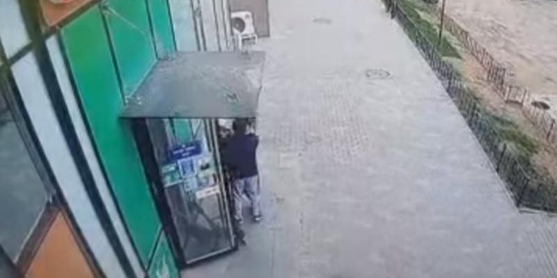 Елордада белгісіз ер адамның бала ұрламақ болған әрекеті бейнебақылауға түсіп қалды