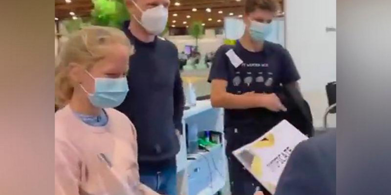 Бельгияда 12 жасар қыз вакцинация сертификатын алды