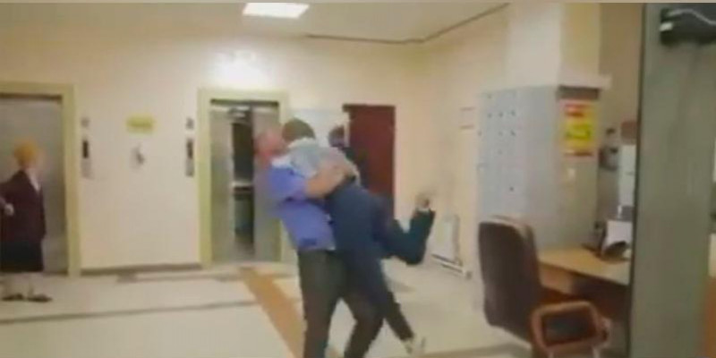 Алматыда күзетші журналисті әкімдіктен көтеріп шығарып тастады