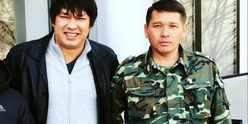 «Бес балаңа обал болды». Әнші Бүркіт Жамбылдағы жарылыс кезінде қаза тапқан сыныптасы туралы айтты