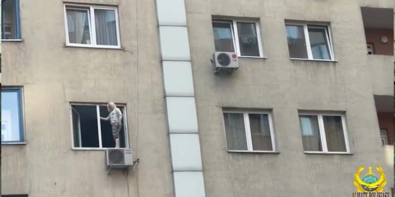 Алматыда көп қабатты үйдің терезесінен секірмек болған әйелді полиция құтқарды (видео)