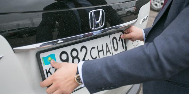 Қазақстандықтар жаңа көліктерді уақытша тіркей алмайды – ХҚО