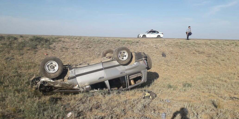 Ақтөбе облысында Toyota Land Cruiser көлігі аударылып, жүргізушісі көз жұмды