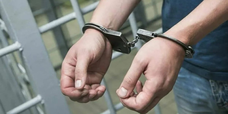 Атырауда 5 жасар баласының көзінше әйелінің кеудесіне пышақ сұққан ер адам ұсталды