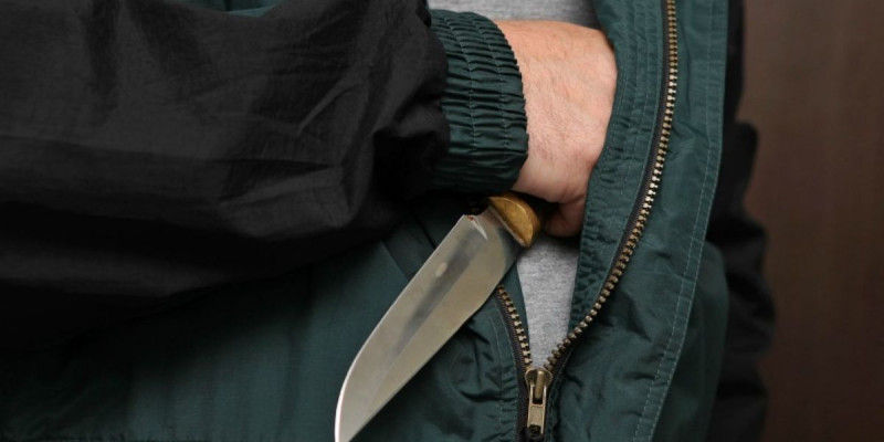 Жасөспірім сатушыға пышақ ала жүгіріп, кассаны тонап кеткен