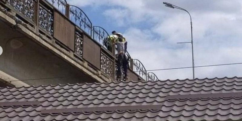 Қарағандыда ер адам отбасын асырай алмағаны үшін көпірден секірмек болған