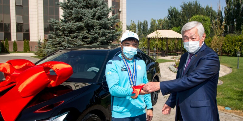 Сапарбаев Токио Олимпиадасының қола жүлдегеріне автокөлік сыйлады