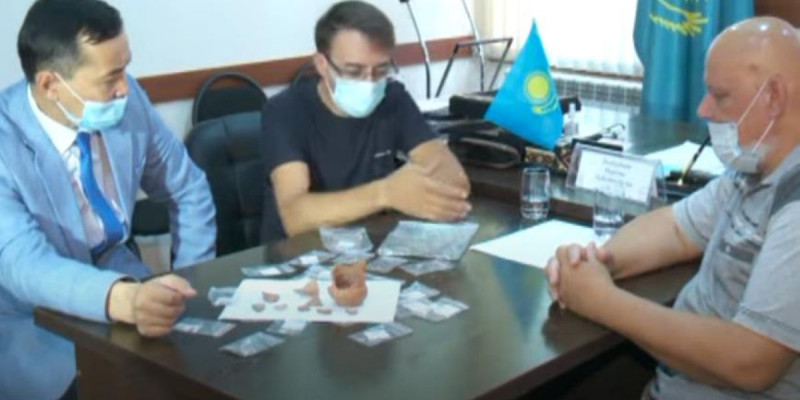 Тараз тұрғыны күміс тиынға толы көне құмыра тауып алды