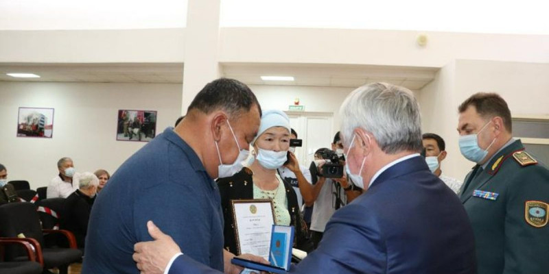 Жамбылдағы жарылыстан қаза тапқандардың жақындарына наградалар берілді