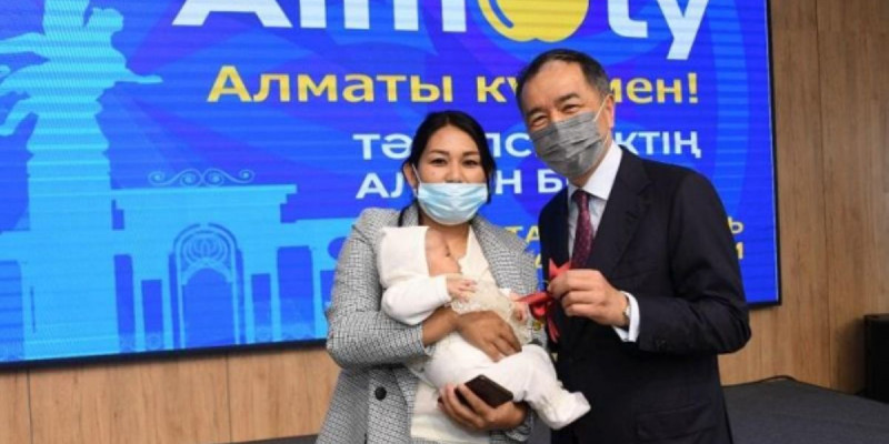 Алматының екі милионыншы тұрғыны Аяла Жамбылдың отбасына пәтер берілді