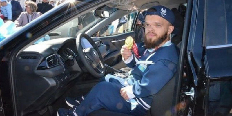 Паралимпиада чемпионына көлік пен пәтер сыйға тартылды