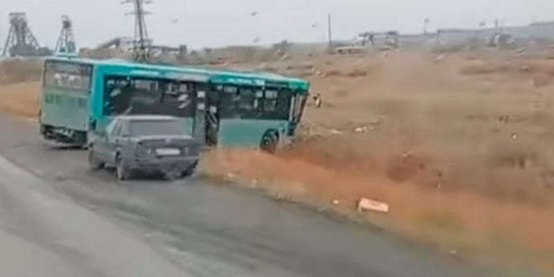 Жолаушылар автобусы трактормен соқтығысып, 21 адам зардап шекті (видео)