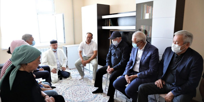 Сапарбаев Жамбылдағы жарылыста қаза тапқан әскери прокурордың отбасына көңіл айтты