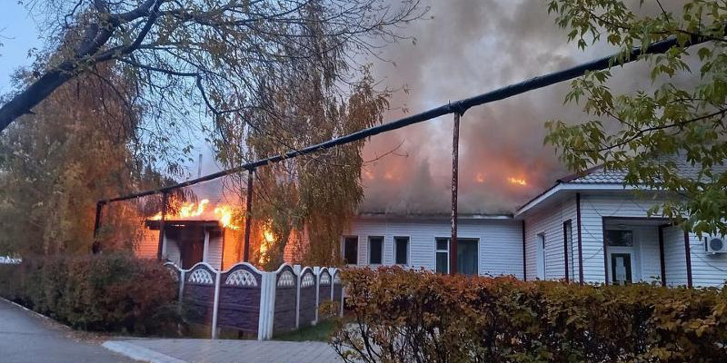 51 адам эвакуацияланды: Қостанай облысында қарттар үйі өртеніп жатыр