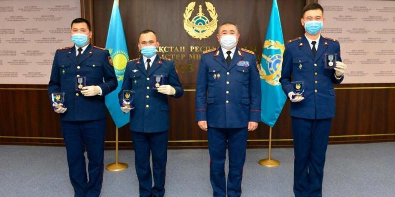 Министр көпірден секірген жүкті әйелді құтқарған полицейді марапаттады