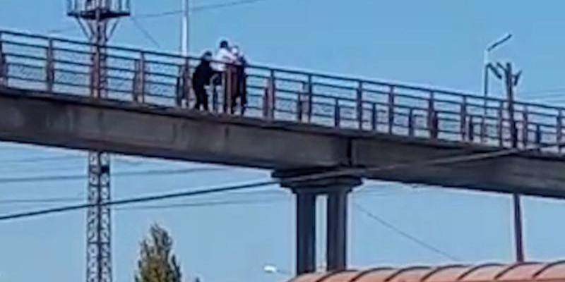 Жанында сіңлісі жылап тұрды: Түркістанда көпірден секірмек болған әйел құтқарылды