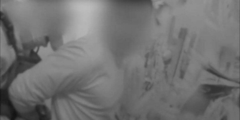 Түркістандық полицейлер 5-қабаттан секірмек болған ер адамды құтқарды